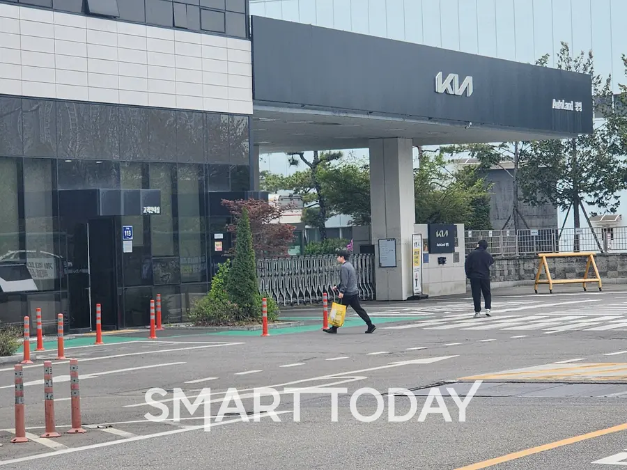 기아 오토랜드 광명 소하동 공장 직원이 입구로 향하고 있다. 출처=김종현 기자
