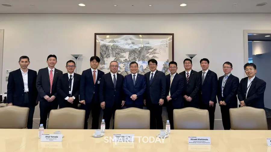 대우건설과 JGC 간 면담 후 단체 사진을 촬영하고 있다. JGC 대표이사 쇼지 야마다(사진 왼쪽 5번째), 대우건설 대표이사 김보현(왼쪽 6번째)