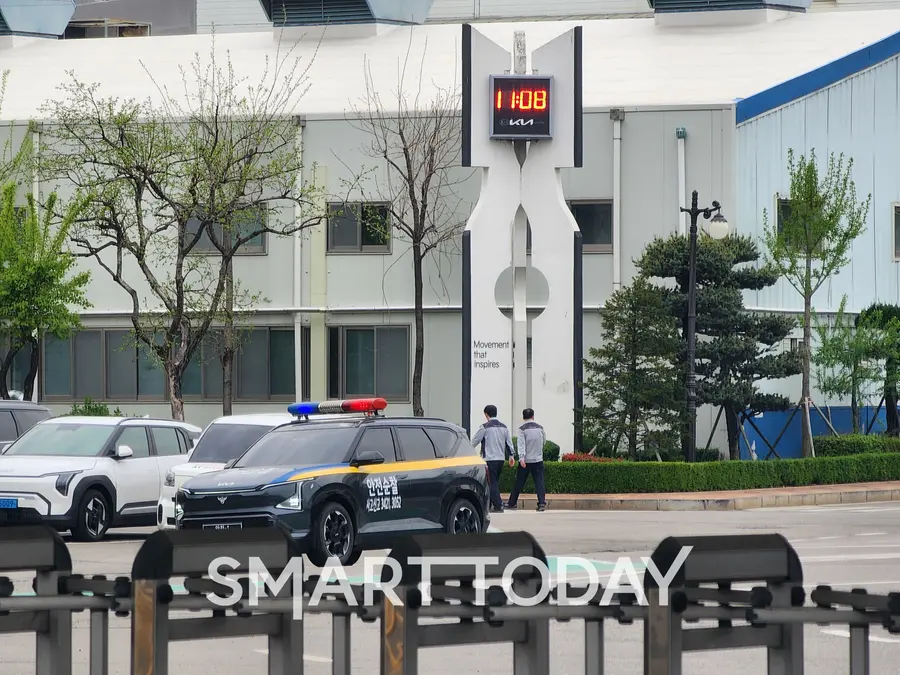 기아 오토랜드 광명 소하동 공장 직원이 점심시간에 이동하고 있다. 출처=김종현 기자