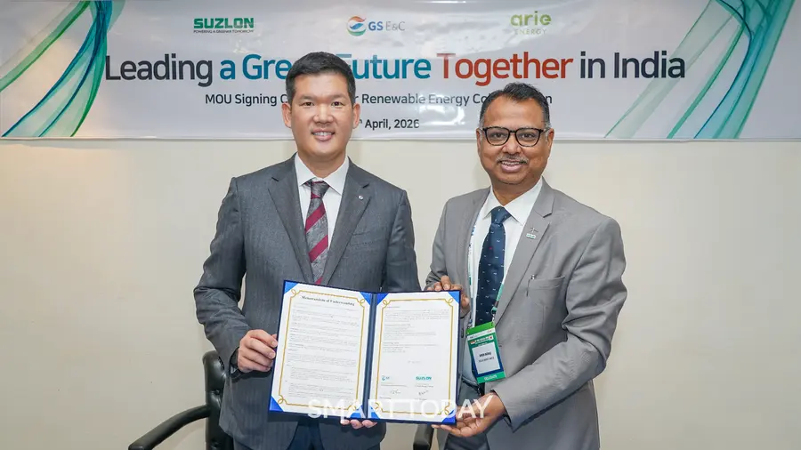 허윤홍 GS건설 허윤홍 대표(사진 왼쪽)와 디네시 다야난드 자그달레 수즐론 에너지 사장이 업무협약을 체결하고 기념사진을 촬영하고 있다 (사진=GS건설)
