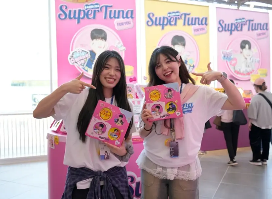 일본 도쿄 하라주쿠 하라카도에서 열린 '동원참치' 팝업스토어에서 동원F&B 직원들이 행사 제품을 소개하고 있다. (사진=동원F&B)