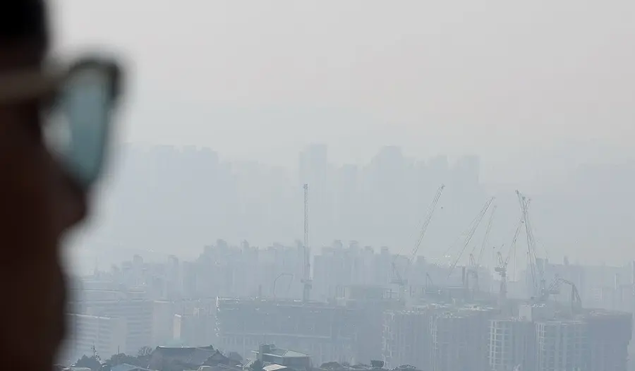 한 시민이 서울 남산에서 아파트 단지를 바라보고 있다. 출처=연합뉴스