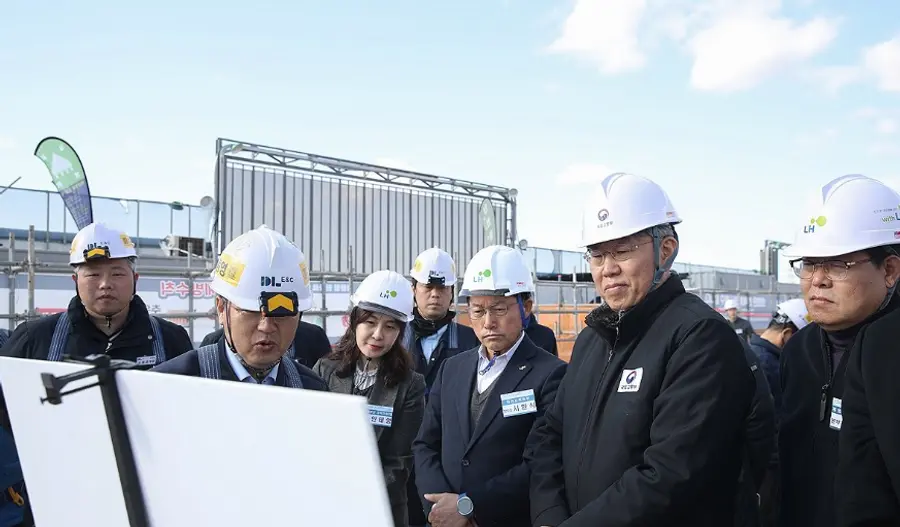 (왼쪽에서 두 번째) 김이탁 국토부 제1차관이 지난달 3일 인천 계양 및 부천대장 공공주택지구를 방문해 현장 상황을 점검하고 있다. 출처=국토부