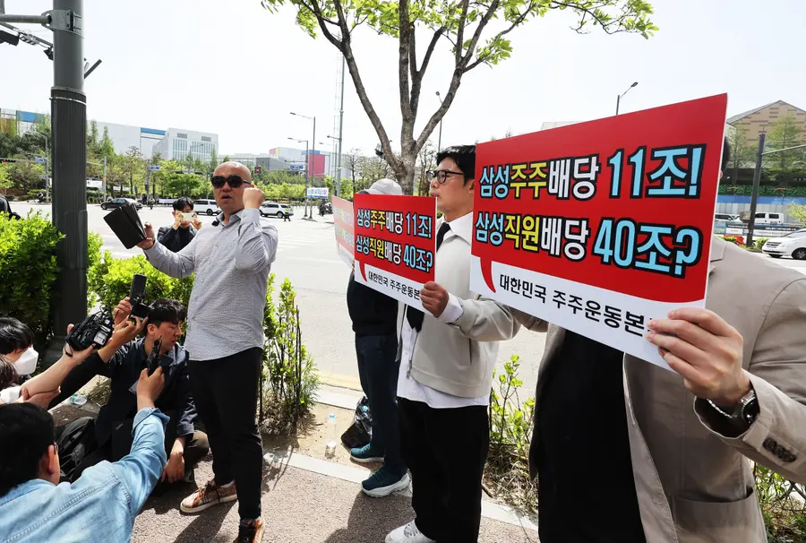 23일 삼성전자 노동조합 공동투쟁본부 투쟁 결의대회가 열리는 경기도 평택시 삼성전자 평택캠퍼스 인근에서 노조의 집회에 반대하는 대한민국 주주운동본부 관계자들이 구호를 외치고 있다. (사진=연합뉴스)