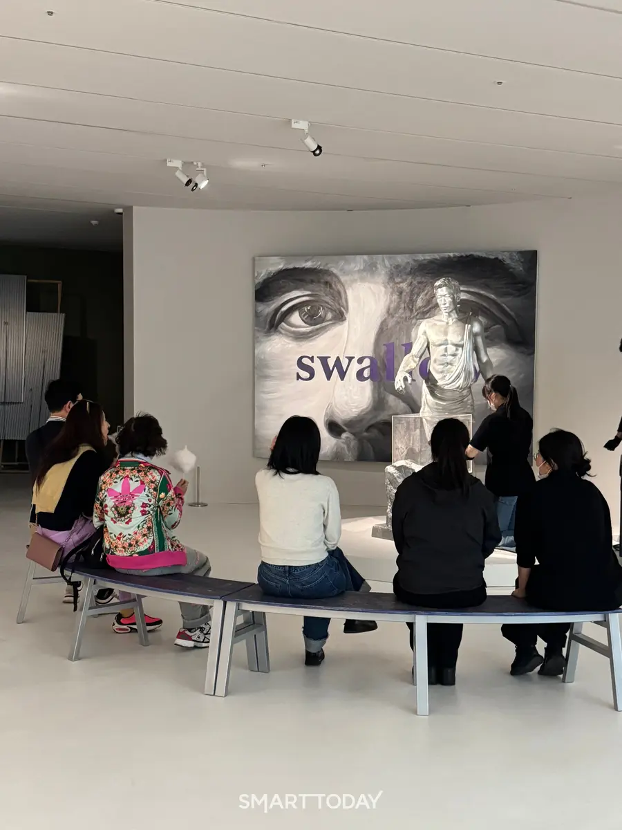 이원우 작가의 작품 〈상냥한 왕자〉와 연계한 솜사탕 퍼포먼스 전시 현장 (사진=세화미술관)