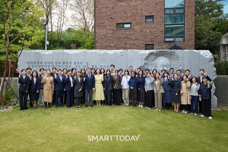 정몽규 포니정재단 이사장이 2026 포니정 학술연찬회 참석자들과 기념사진을 촬영하고 있다. (사진=HDC그룹)