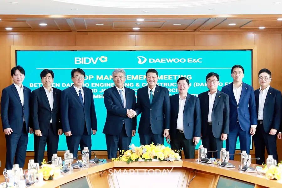 정원주 회장은 베트남투자개발은행 본사에서 레 응옥 람 은행장과 면담했다. 정원주 대우건설 회장, 레 응옥람 BIDV 은행장 (사진 왼쪽 4번째부터)