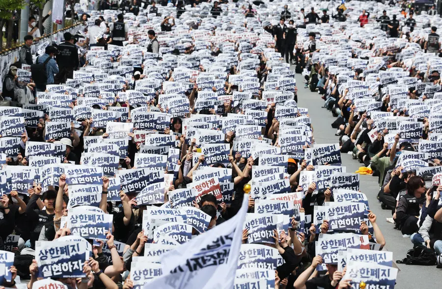 23일 경기 평택시 삼성전자 평택캠퍼스 앞에서 열린 삼성전자 노동조합 공동투쟁본부 투쟁 결의대회에서 조합원들이 구호를 외치는 모습. 연합뉴스 