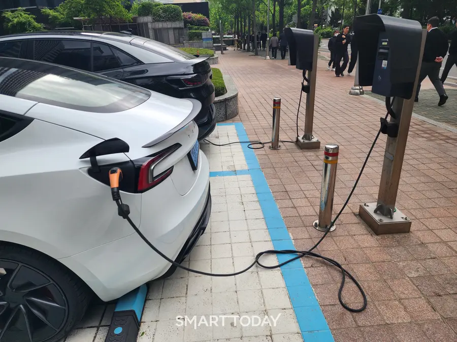 서울 영등포구 여의도 주차장에서 전기차가 충전되고 있다. 출처=김종현 기자