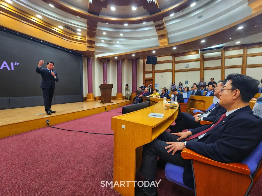 (오른쪽에서 두 번째) 김태년 한중의원연맹 회장이 최 회장의 AI 포럼 강연을 청취하고 있다. 출처=김종현 기자