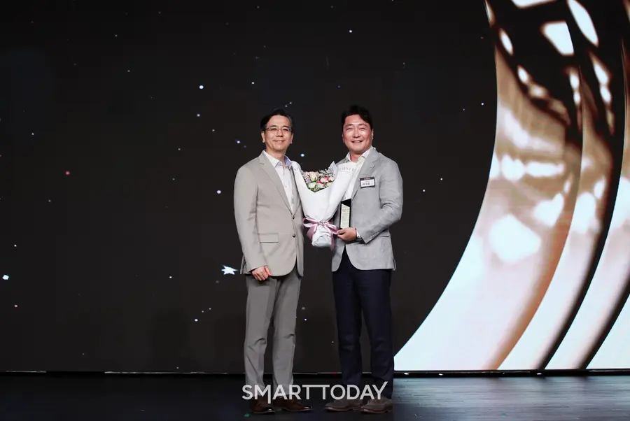 ‘2026년 H-Leaders 경영자 세미나’에서 현대건설 이한우 대표이사가 올해 최우수 협력사 대상에 선정된 일우건설 이석무 대표에게 트로피를 건낸 후 기념 촬영을 진행하고 있다. (사진제공=현대건설)