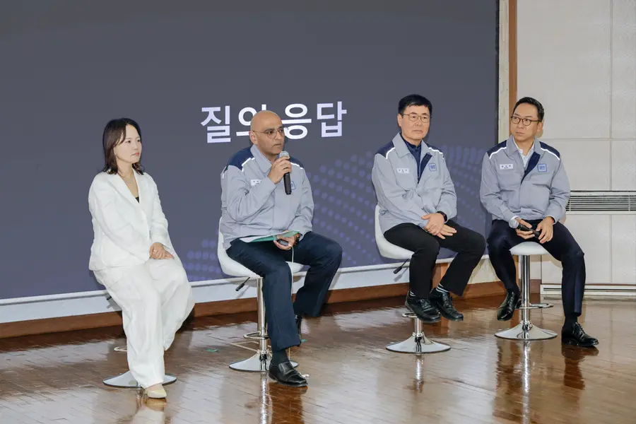 지난 28일 GM 창원공장에서 열린 미디어브리핑에서 아시프 카트리 GM 해외사업부문 생산 총괄 부사장이 기자의 질문에 대답하고 있는 모습. GM 제공