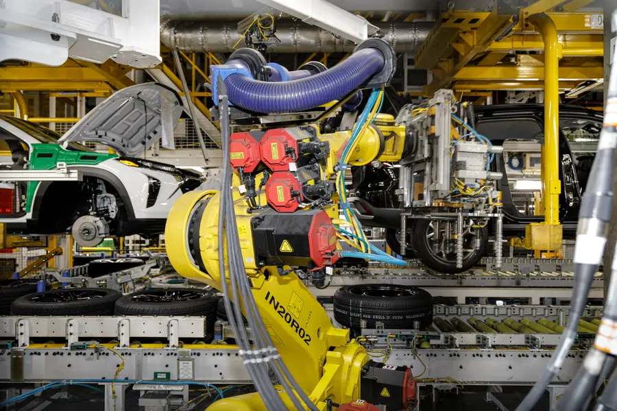 산업 로봇이 타이어를 차량에 체결하고 있다. GM 제공