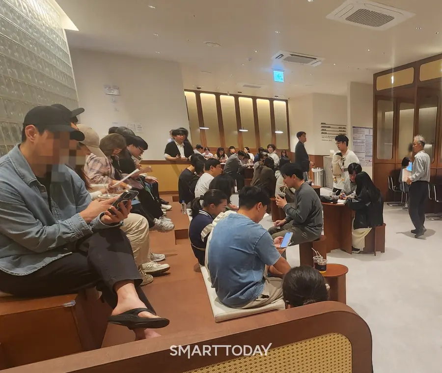 수요자들이 에버포레 자연& e편한세상 분양 상담을 받기 위해 대기하고 있다. 출처=김종현 기자