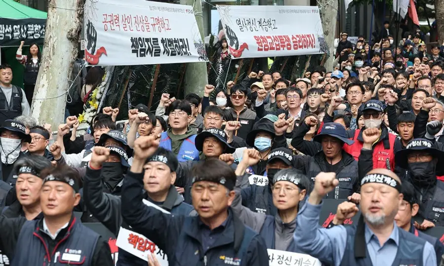 지난 28일 전국민주노동조합총연맹(민주노총)이 서울 강남구 BGF리테일 본사 앞에서 연 규탄대회에서 참가자들이 구호를 외치고 있다. (사진=연합뉴스)