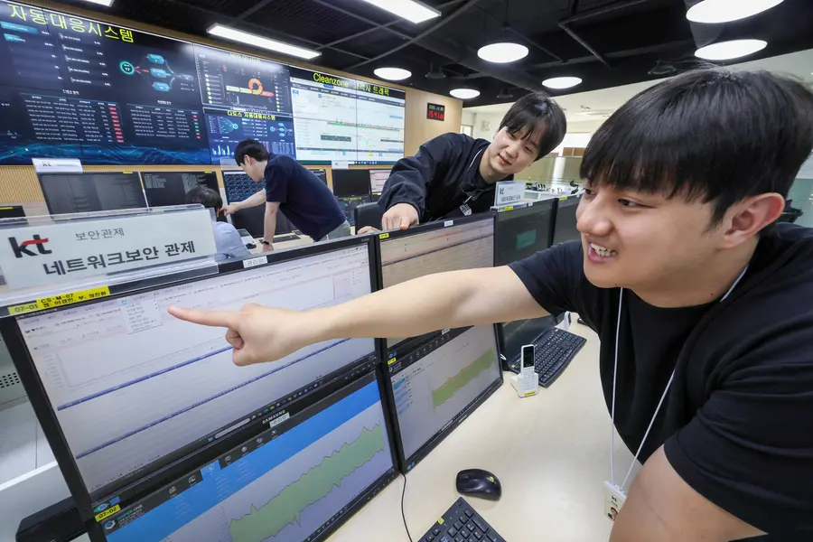 경기도 과천&nbsp;KT&nbsp;네트워크·보안 관제센터에서 직원들이 실시간 보안 관제 업무를 수행하고 있다. KT 제공