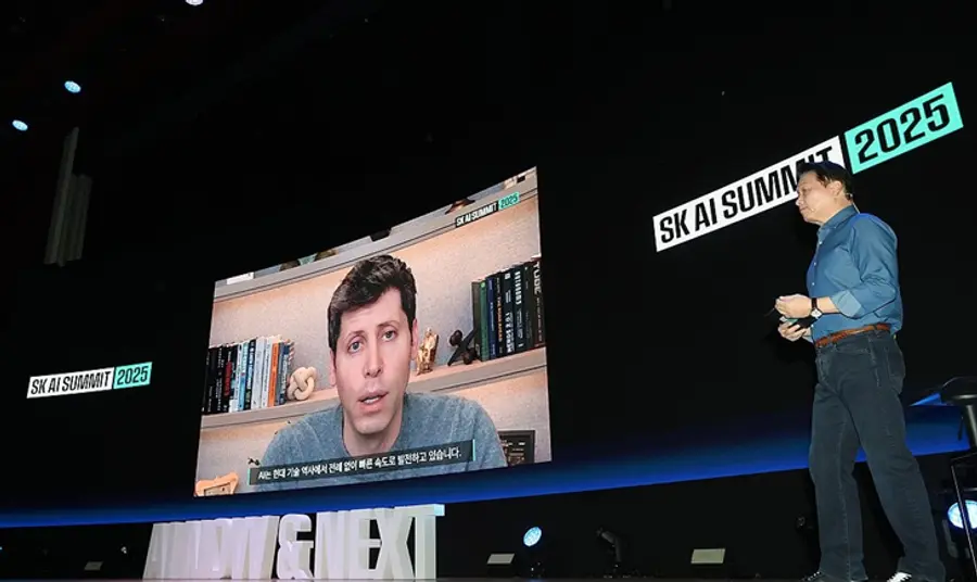(왼쪽부터) 샘 올트먼 오픈AI 최고경영자(CEO)가 최태원 SK그룹 회장 옆 화면을 통해 'SK AI 서밋 2025' 화상 발언을 하고 있다. 출처=연합뉴스