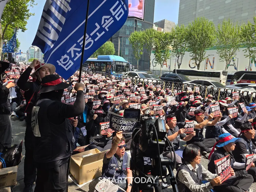 서울 강남구 현대모비스 본사 앞 램프사업부 매각 반대 총력 결의대회 모습. 박재형 기자