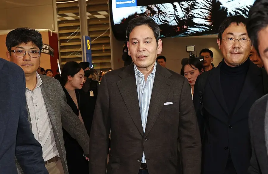 정용진 회장이 2024년 12월 22일 도널드 트럼프 미 대통령과 면담을 마치고 인천국제공항 제2여객터미널을 통해 귀국해 이동하고 있다. 출처=연합뉴스