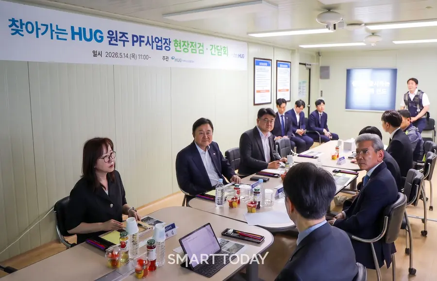 최인호 주택도시보증공사 사장(정면 왼쪽 두 번째)과 김영길 우미건설 사장(후면 왼쪽 두 번째)이 강원도 ‘원주역 우미린 더스카이’ 사업장에서 현장 간담회를 개최했다. (사진제공=우미건설)