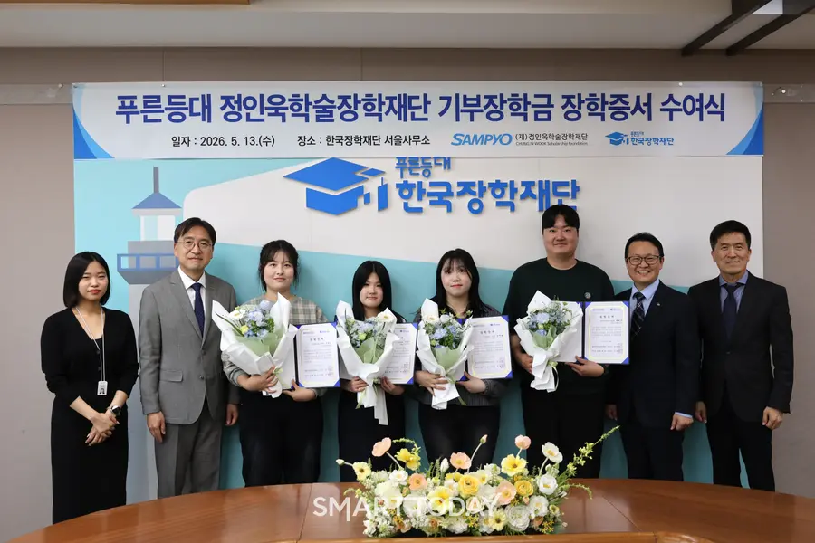 한국장학재단 서울사무소에서 열린 ‘푸른등대 기부장학금 장학증서 수여식’에서 유용재 정인욱학술장학재단 사무국장(왼쪽에서 두 번째)과 박단호 청년지원본부장(오른쪽에서 두 번째)이 장학생들과 기념 촬영을 하고 있다. (사진 제공=삼표그룹)