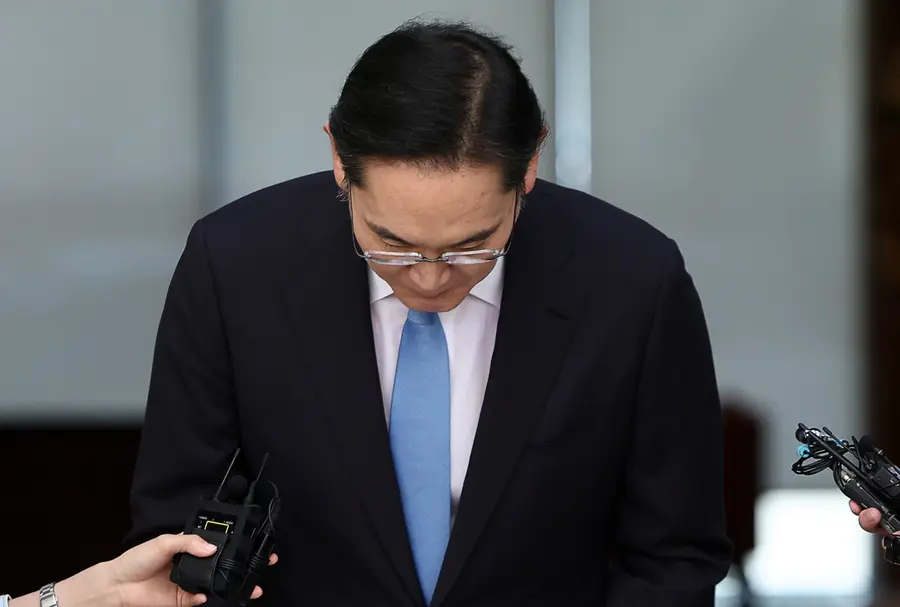 해외 출장을 마치고 16일 귀국한 이재용 삼성전자 회장이 머리 숙여 사죄 인사를 하고 있다. 연합뉴스