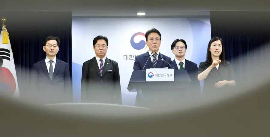 김민석 국무총리가 17일 정부 서울청사에서 삼성전자 파업 관련 대국민 담화를 발표하고 있다. 연합뉴스