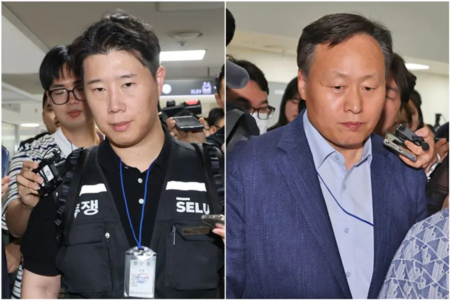 삼성그룹 초기업노동조합 삼성전자지부 최승호 위원장(왼쪽)과 삼성전자 사측 대표교섭위원인 여명구 DS(반도체 부문) 피플팀장이 18일 정부세종청사 중앙노동위원회에서 열린 2차 사후조정 첫날 회의를 마친 뒤, 협상장을 떠나고 있다. (사진=연합뉴스)