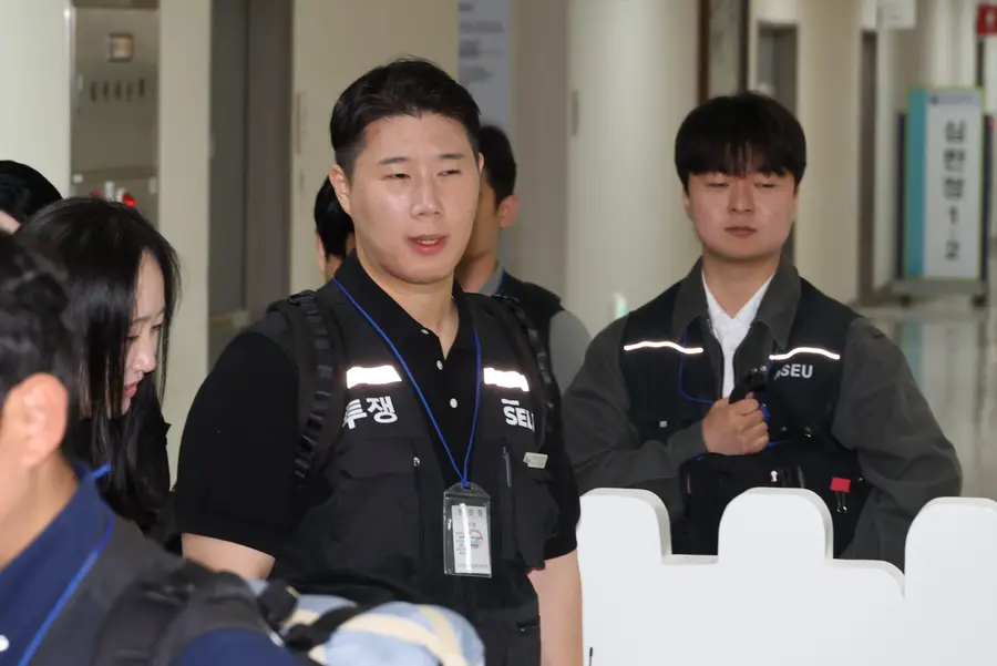 16일 열린 2차 사후조정 회의 참석하는 최승호 삼성전자 초기업노조 위원장. 연합뉴스
