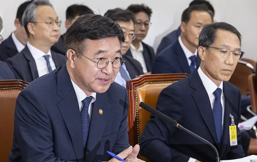 (앞줄 왼쪽부터) 윤호중 행안부 장관이 국회 행정안전위원회 전체 회의에 출석해 의원 질의에 답하고 있다. 유재성 경찰청장 직무대행도 참석해 현안을 청취하고 있다. 출처=연합뉴스