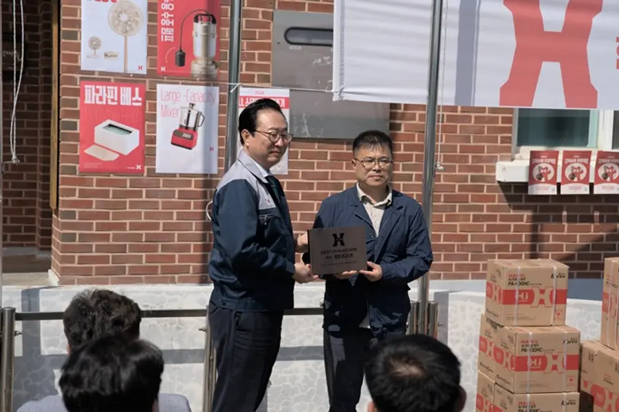 강재성 한일전기 대표(왼쪽)와 김원진 운교1리 이장이 자매결연 체결을 기념하는 현판식을 진행하고 있다.