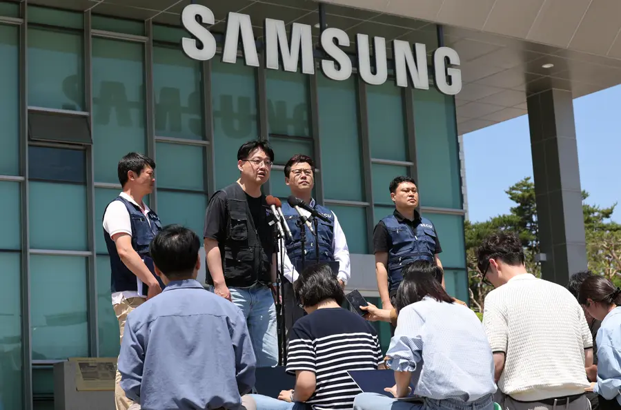 삼성전자 노사 임금협상 잠정합의안 찬반 투표가 시작되는 22일 오후 경기 수원시 삼성전자 정문 앞에서 디바이스경험(DX) 부문 직원들이 주축이 된 삼성전자 노동조합 동행(동행노조) 집행부가 잠정합의안 및 찬반투표 참여 범위에 대한 입장을 밝히고 있다. (사진=연합뉴스)