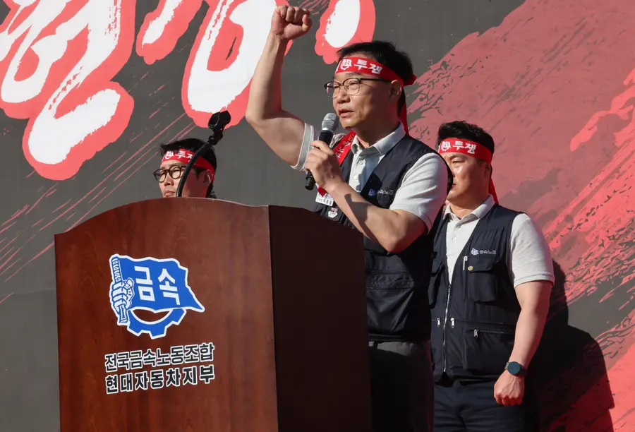 지난 13일 현대자동차 울산공장 본관 앞 잔디밭에서 열린 올해 임금협상 출정식에서 이종철 노조지부장이 발언하는 모습. 연합뉴스