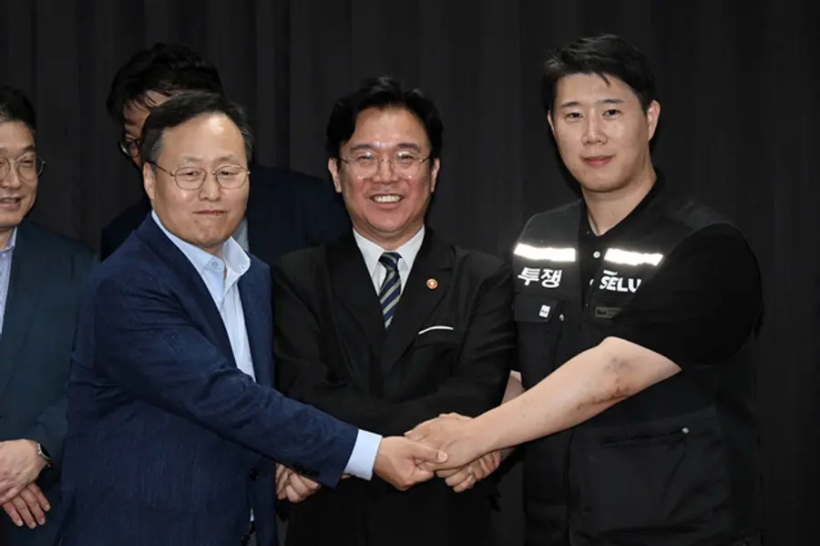 20일 경기도 수원시 장안구 경기고용노동청에서 열린 삼성전자 임금협상을 마친 후 여명구 삼성전자 DS 피플팀장과 최승호 삼성그룹 초기업노동조합 삼성전자지부 위원장이 잠정 합의안에 서명한 후 김영훈 고용노동부 장관과 기념촬영을 하고 있다. (사진=연합뉴스)