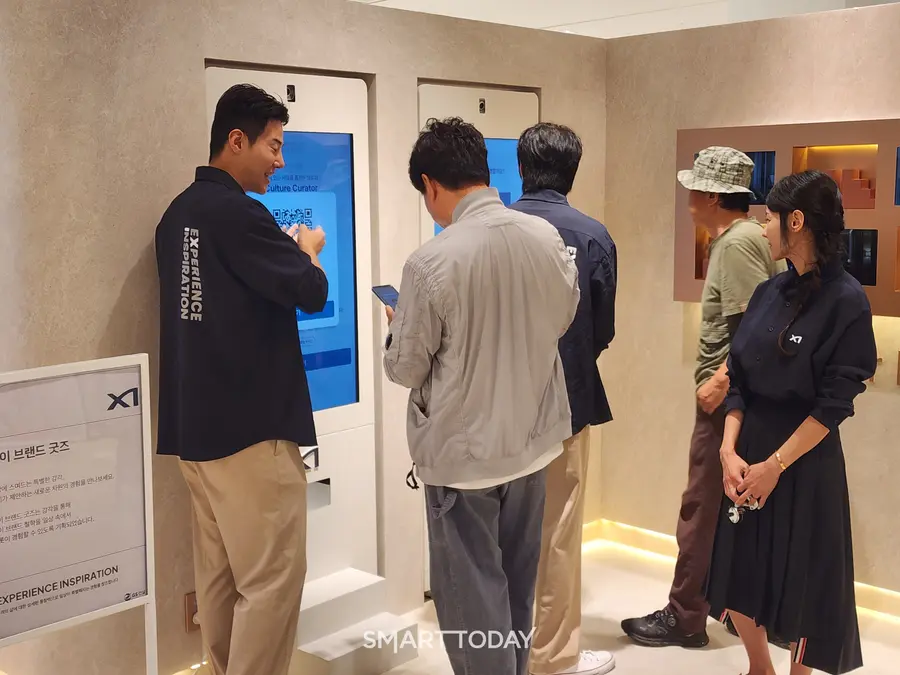 자이 팝업관 직원들이 방문 주민에게 맞춤형 사진 저장에 대한 설명을 하고 있다. 출처=김종현 기자