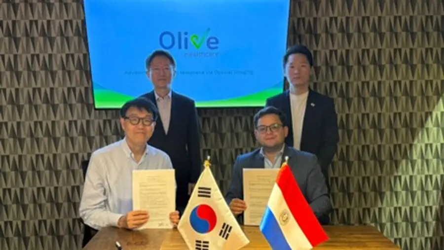 올리브헬스케어 한성호 대표이사(왼쪽 아래)와 파라과이 유통사 Grupo Alfa S.A. CEO 등 양사 관계자들이 계약 체결 후 기념 촬영을 하고 있다. (사진=올리브헬스케어 제공)
