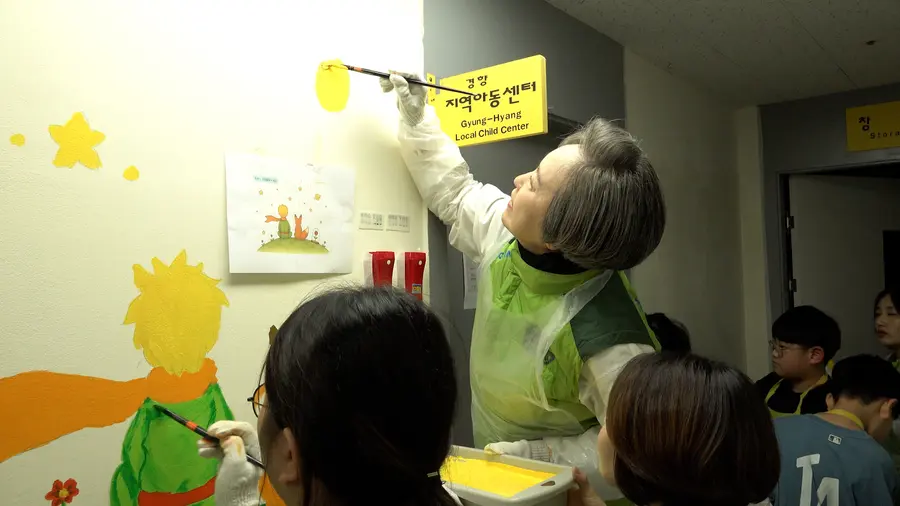 코오롱사회봉사단 서창희 총단장이 강서구 경향지역아동센터를 찾아 벽화 그리기 봉사를 진행하고 있다 (사진=코오롱)