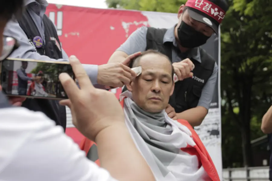 삭발식 중인 임기홍 화섬식품노조 오리온지회장. (사진=화섬식품노조)