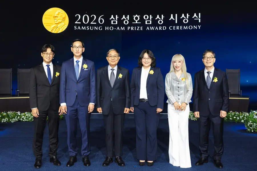 삼성호암상 수상자들이 1일 서울신라호텔 다이너스티홀에서 열린 ‘2026 삼성호암상 시상식’에서 기념 촬영을 하고 있다. 왼쪽부터 과학상 물리·수학부문 오성진 UC버클리 교수, 과학상 화학·생명과학부문 윤태식 위스콘신대 매디슨 교수, 공학상 김범만 포스텍 명예교수, 의학상 에바 호프만 코펜하겐대 교수, 예술상 조수미 성악가, 사회봉사상 오동찬 국립소록도병원 의료부장. 호암재단 제공