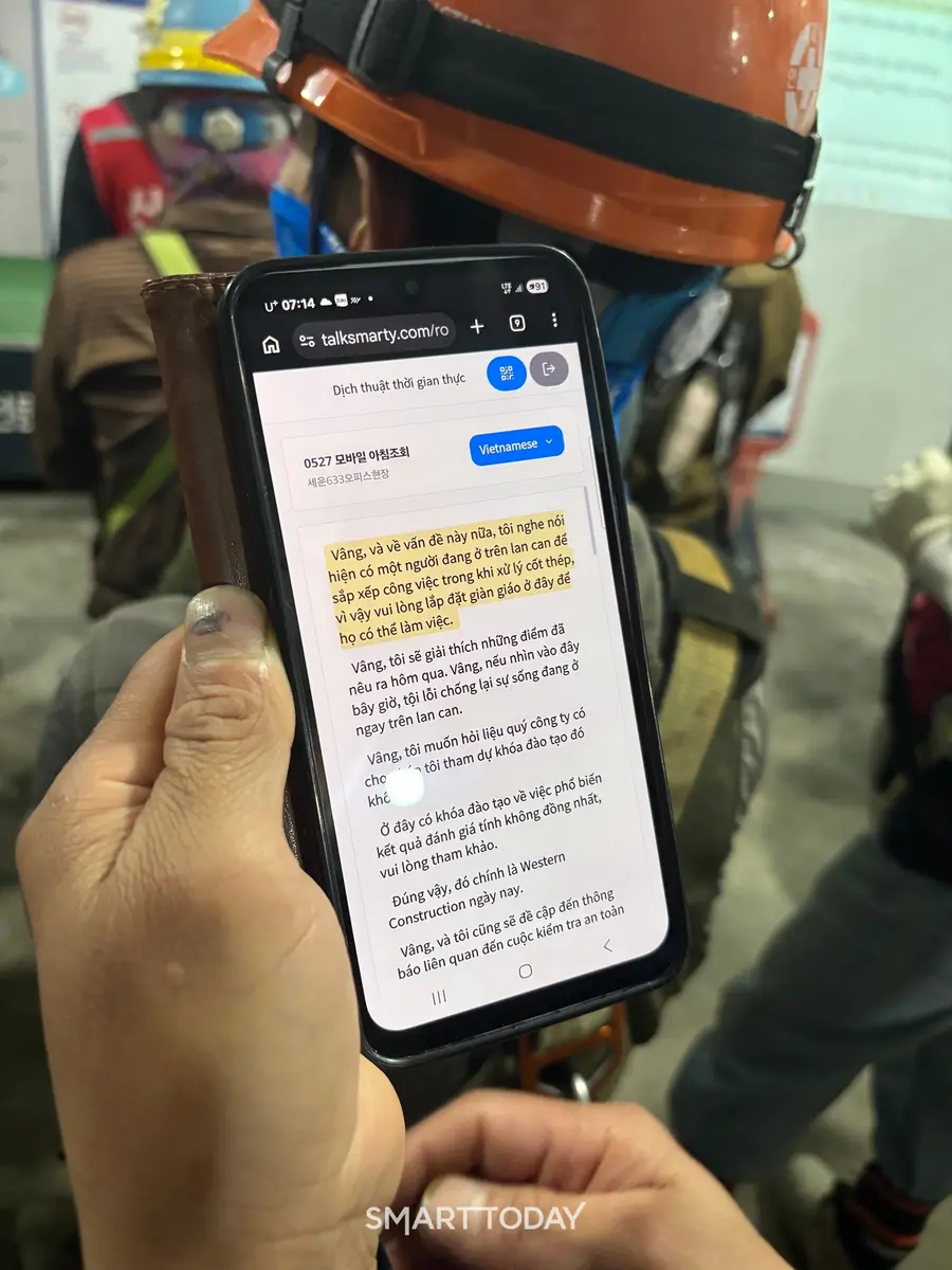 대우건설이 시공중인 세운 633 오피스 현장의 외국인 건설 근로자가 AI 번역기 기능을 이용하고 있다. (사진=대우건설)