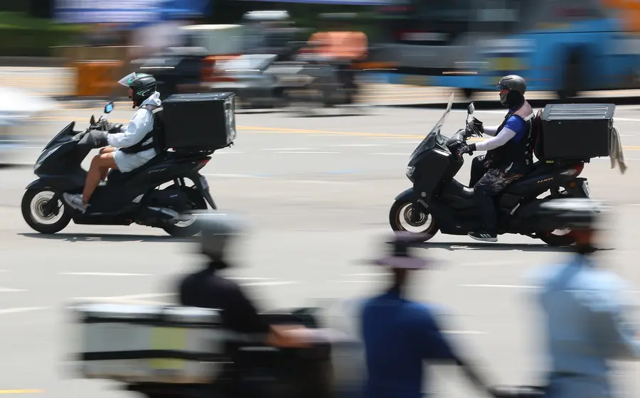 도로를 달리는 배달 이륜차. 연합뉴스