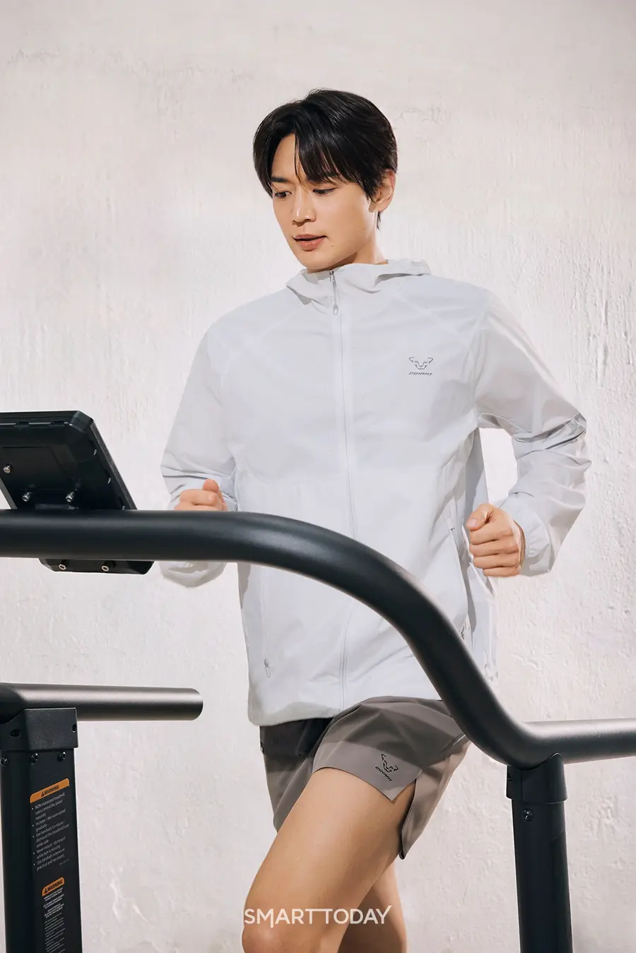 다이나핏이 ‘에어쉴드’ 경량 바람막이 자켓 출시했다. (사진=다이나핏)
