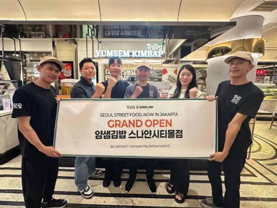 스나얀시티몰점 그랜드 오픈 행사장에서 관계자들이 기념 촬영을 하고 있다.(사진 출처: 얌샘김밥)