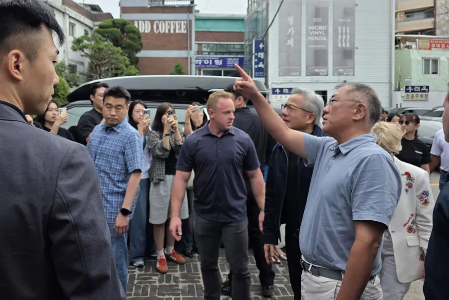 젠슨 황 엔비디아 CEO와 정의선 현대차그룹 회장이 지난 7일 서울 을지로 우래옥에서 깜짝 회동을 했다. 독자 제공, 연합뉴스