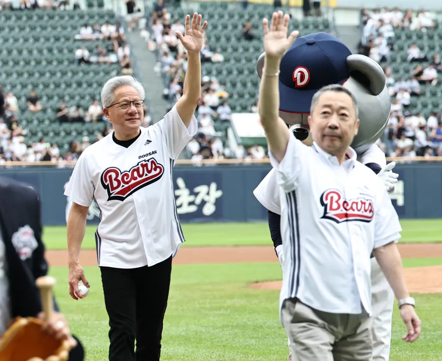 젠슨 황 엔비디아 최고경영자(왼쪽)가 7일 서울 잠실야구장에서 열린 2026 프로야구 KBO리그 키움 히어로즈와 두산 베어스의 경기에 앞서 시구를 마친 뒤 시타자로 나선 박정원 두산그룹 회장과 함께 인사하며 퇴장하고 있다. 연합뉴스
