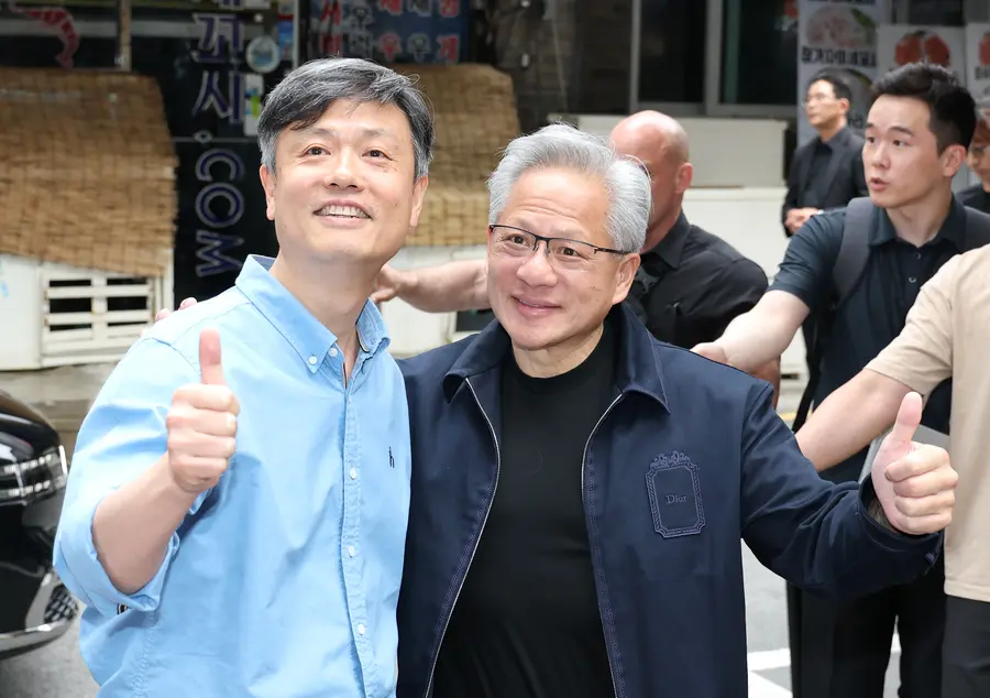 젠슨 황 엔비디아 최고경영자(CEO)와 장병규 크래프톤 의장(왼쪽)이 7일 서울 강남구에 있는 한 PC방 앞에서 엄지 척을 하고 있다. 연합뉴스