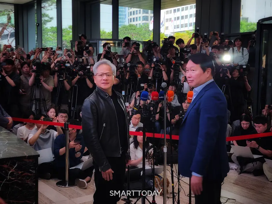 젠슨 황 엔비디아 CEO(왼쪽)와 최태원 SK그룹 회장이 8일 서울 종로구 SK서린사옥에서 기자회견을 하고 있다. 출처=김종현 기자