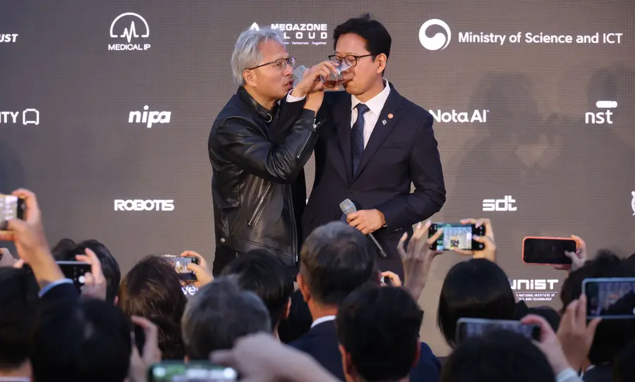 젠슨 황 엔비디아 최고경영자가 8일 서울 중구 신라호텔에서 열린 '엔비디아 코리아 AI 에코시스템 리셉션'에서 배경훈 부총리 겸 과학기술정보통신부 장관(오른쪽)과 일명 '러브샷'을 하고 있다. 연합뉴스