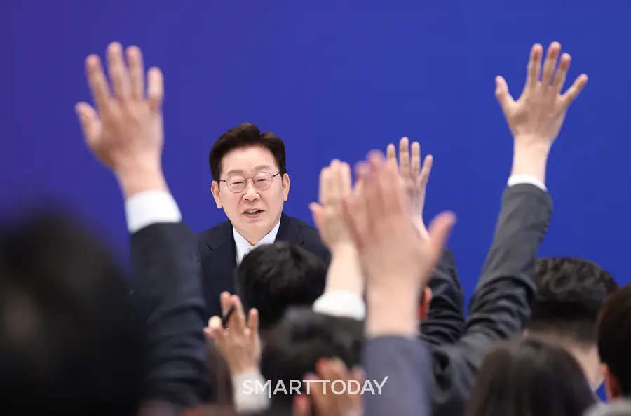이재명 대통령이 8일 청와대 영빈관에서 열린 취임 1주년 기자회견에서 취재진의 질문을 받고 있다. (사진=연합뉴스 ⓒ김도훈기자)