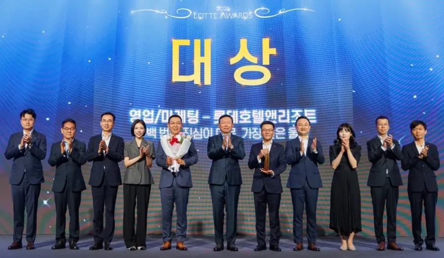 롯데가 8일 서울 송파구 롯데호텔 월드에서 ‘2026 롯데 어워즈’를 개최하고, 롯데호텔앤리조트를 대상으로 선정했다. 롯데어워즈 대상을 시상한 신동빈 롯데 회장(왼쪽에서 여섯 번째)과 수상자인 정호석 롯데호텔앤리조트 대표(왼쪽에서 다섯 번째). 롯데지주 제공